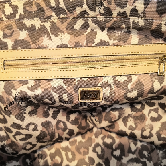** SOLD ** Light pink and cream Guess purse - Picture 7 of 7